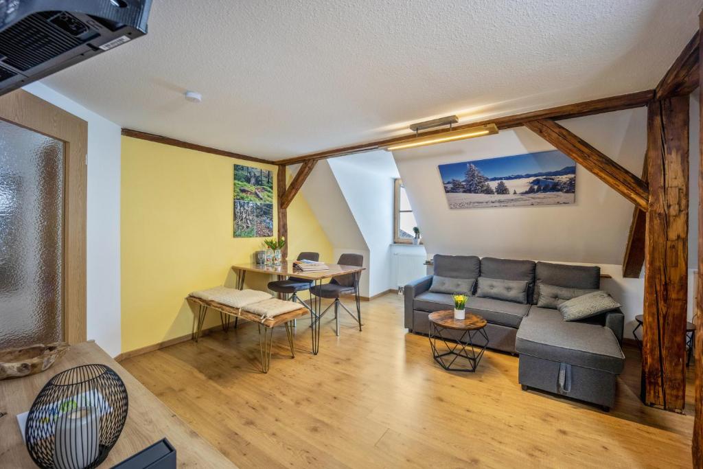 内森尔旺Gipfelstürmer的客厅配有沙发和桌子
