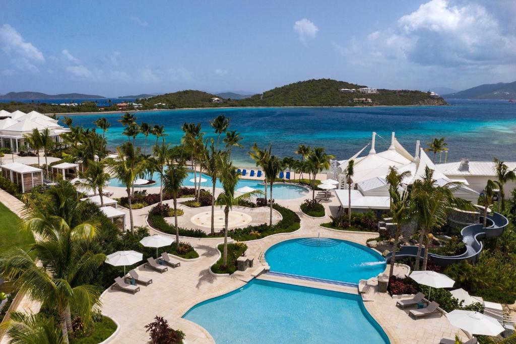 本纳The Ritz-Carlton St. Thomas的享有带游泳池和海洋的度假村的空中景致