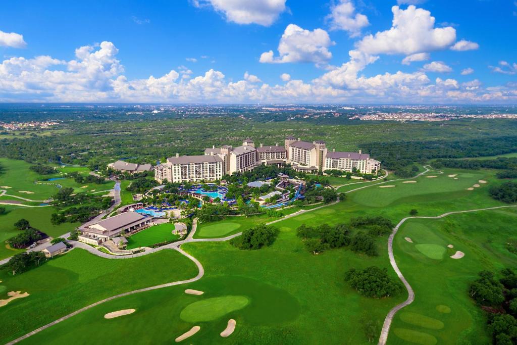 圣安东尼奥JW Marriott San Antonio Hill Country Resort & Spa的享有带高尔夫球场的度假胜地的空中景致