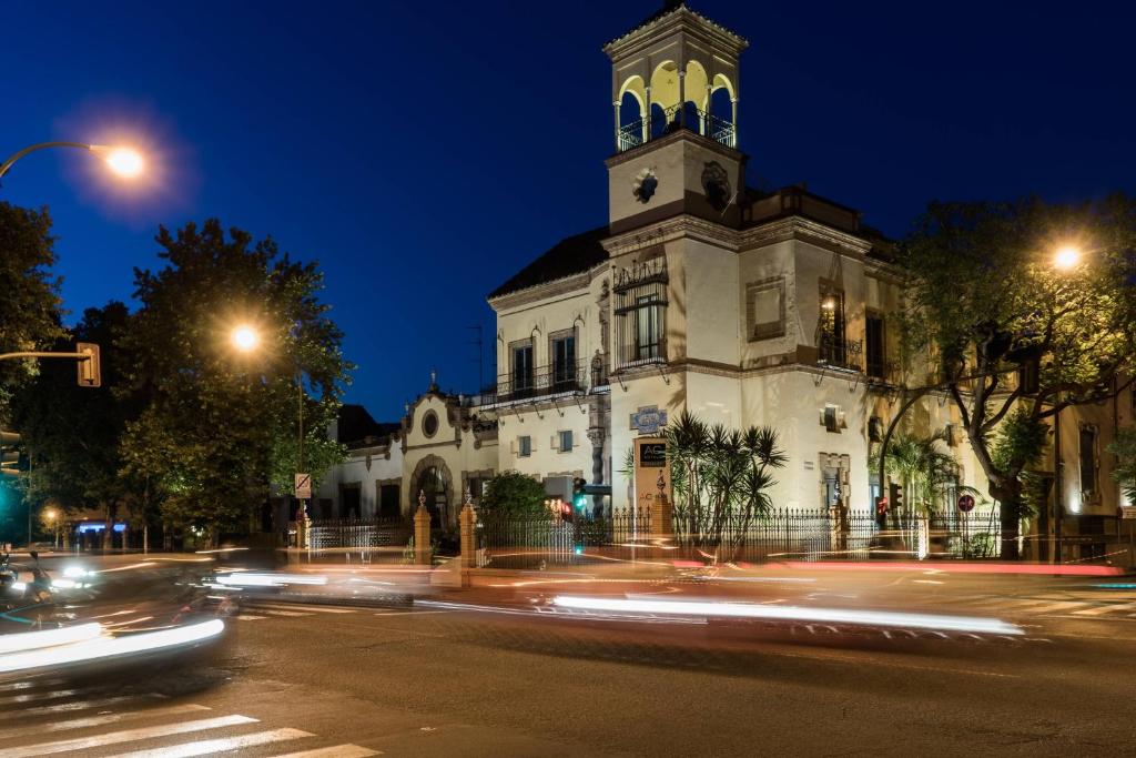塞维利亚塞维利亚市万豪AC酒店的街道上一座带钟楼的历史建筑