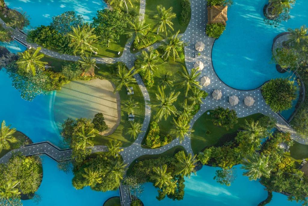 努沙杜瓦巴厘岛努萨杜瓦拉古纳豪华假日温泉酒店的棕榈树和水景度假村的空中景观