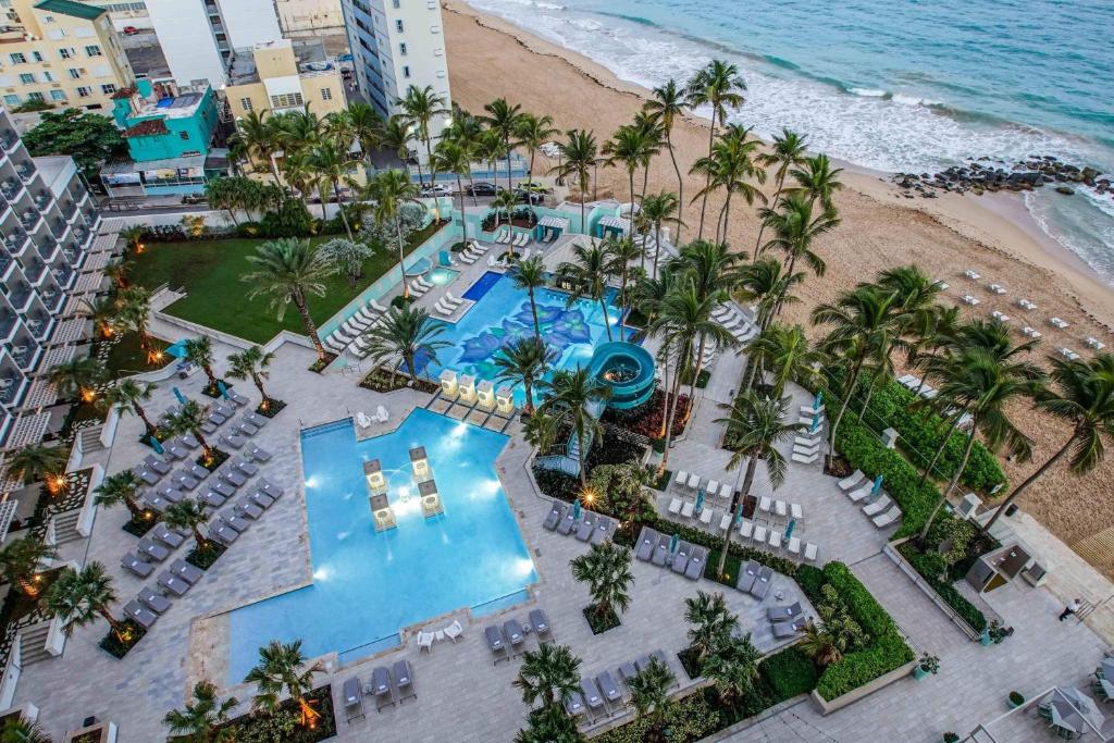 圣胡安圣胡安万豪度假及斯特拉瑞斯娱乐场酒店的享有游泳池和海滩的顶部景色。