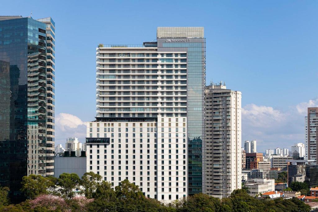 圣保罗JW Marriott Hotel Sao Paulo的大城市的高大的白色建筑
