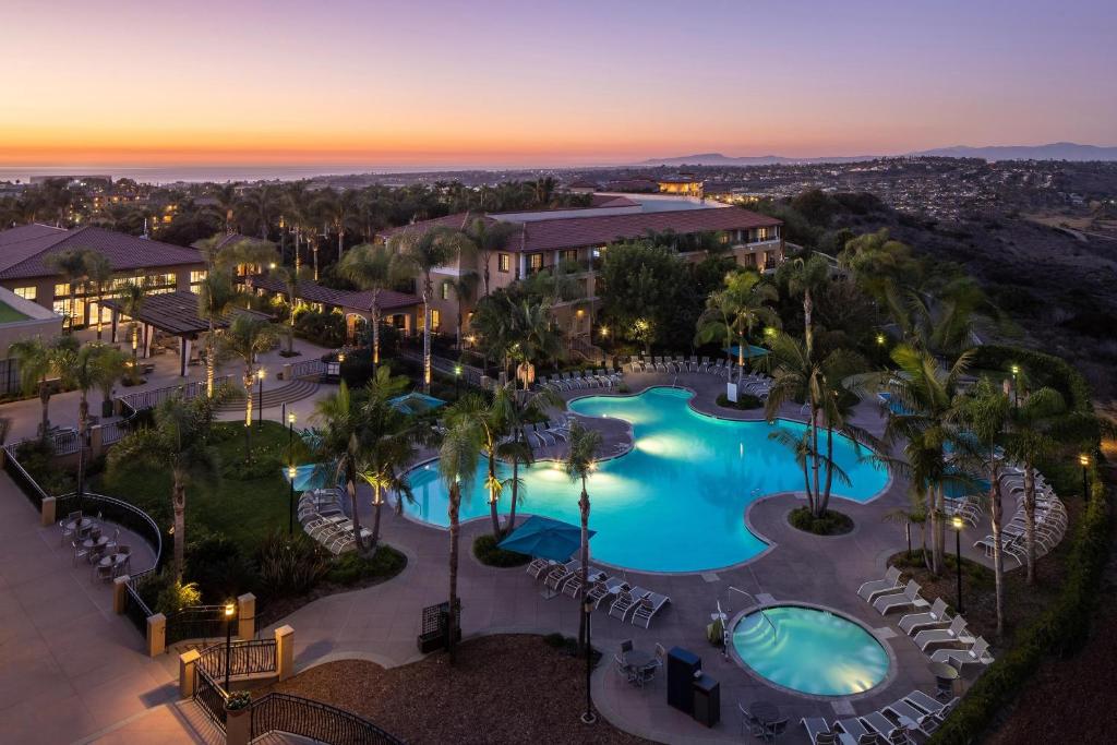 卡尔斯巴德The Westin Carlsbad Resort & Spa的享有度假村游泳池的顶部景致