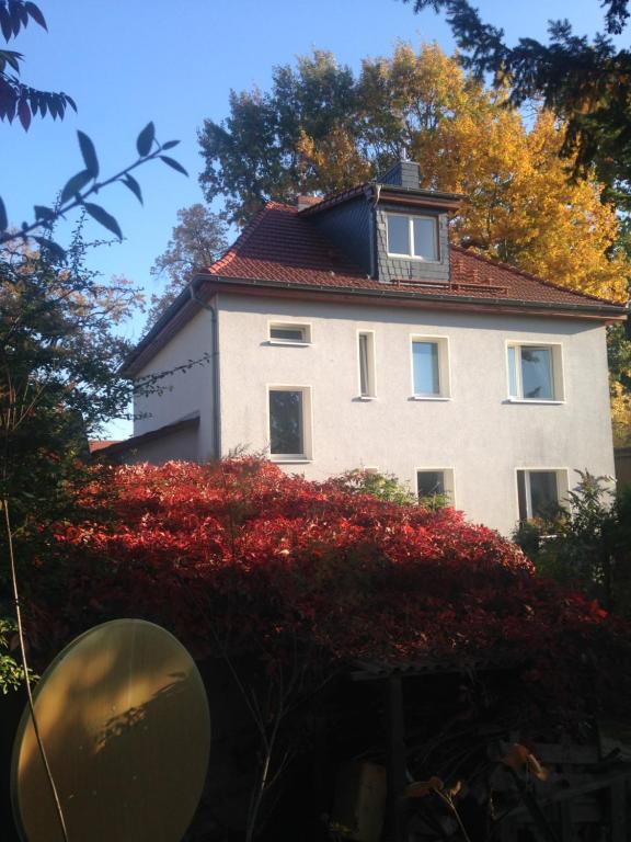 柯尼希斯武斯特豪森Ferienwohnung Heil - Königs Wusterhausen的一座大型白色房屋,设有红色屋顶