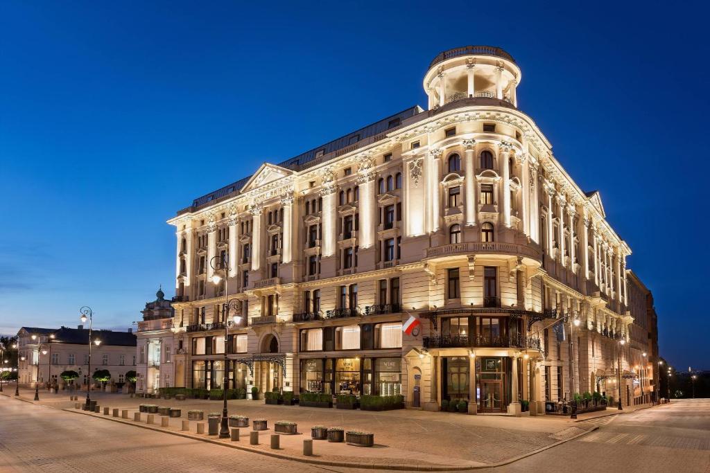 华沙华沙布里斯托尔豪华精选酒店的街上的白色大建筑