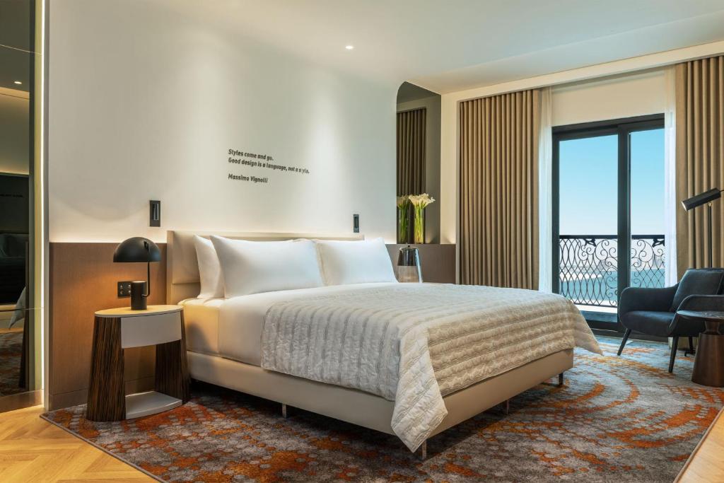 多哈Le Royal Méridien Doha的酒店客房设有一张床和一个阳台。