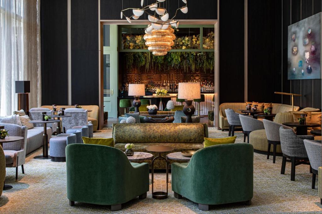 纽约The Ritz-Carlton New York, NoMad的大堂配有沙发、椅子和桌子