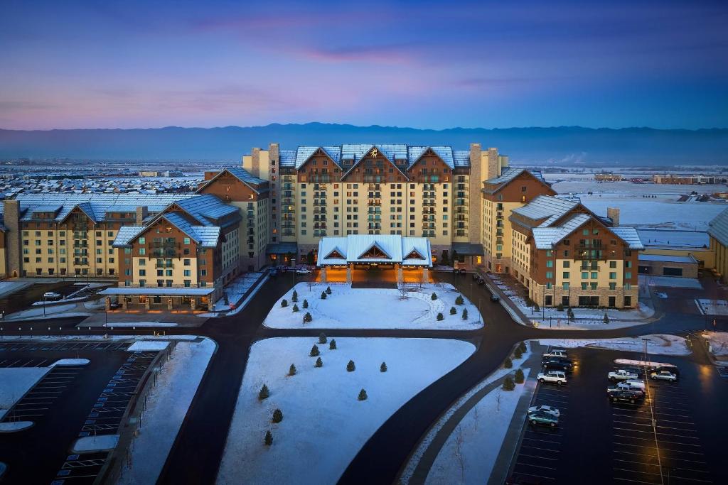 奥罗拉Gaylord Rockies Resort & Convention Center的一座大建筑,地面上积雪