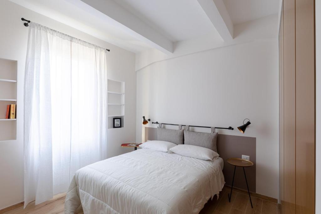 罗马Olimpico Apartment - Zen Real Estate的卧室配有白色的床和窗户。
