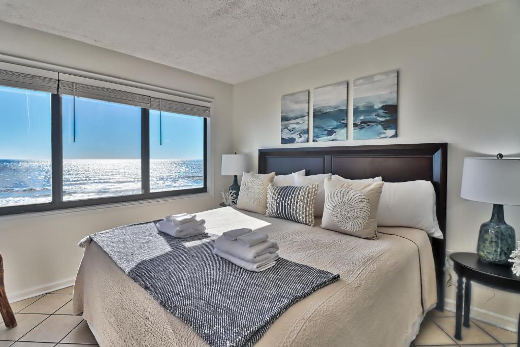 默特尔比奇Direct Ocean Front 3BR/2BA Dog Friendly的一间卧室设有一张床,享有海景