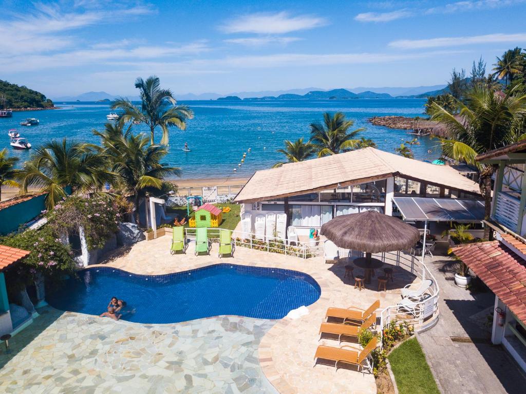 安格拉杜斯雷斯达来斯特旅馆的享有带游泳池和海洋的度假村的空中景致