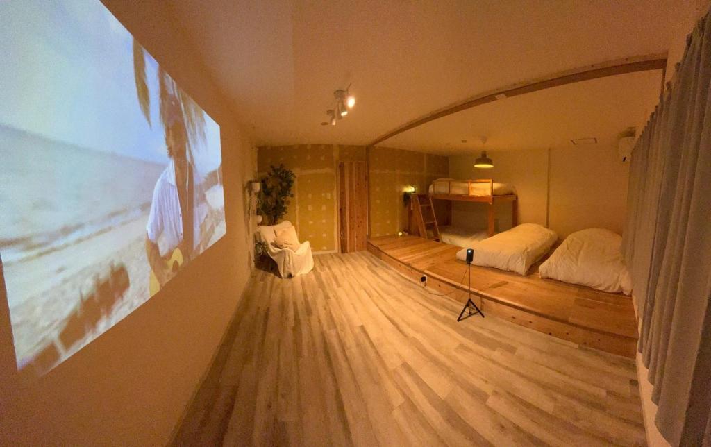 Takagi&HouSE - Vacation STAY 52186v的客房设有两张床,铺有木地板。