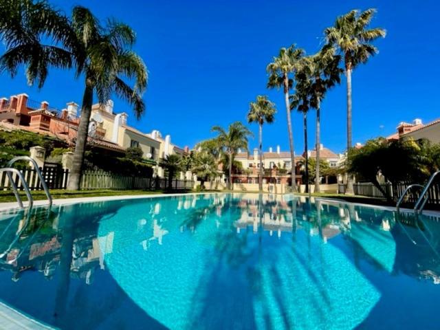 圣玛丽亚港GATU PREMIUM Villa Mar de Arabia的一个种有棕榈树的大型蓝色游泳池