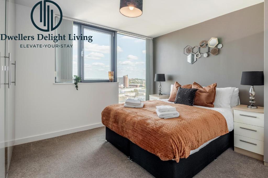 巴塞尔顿Basildon - Dwellers Delight Living Ltd Serviced Accommodation , 2 Bedroom Penthouse Basildon Essex with Free Wifi & secure parking的一间卧室设有一张大床和一个窗户。