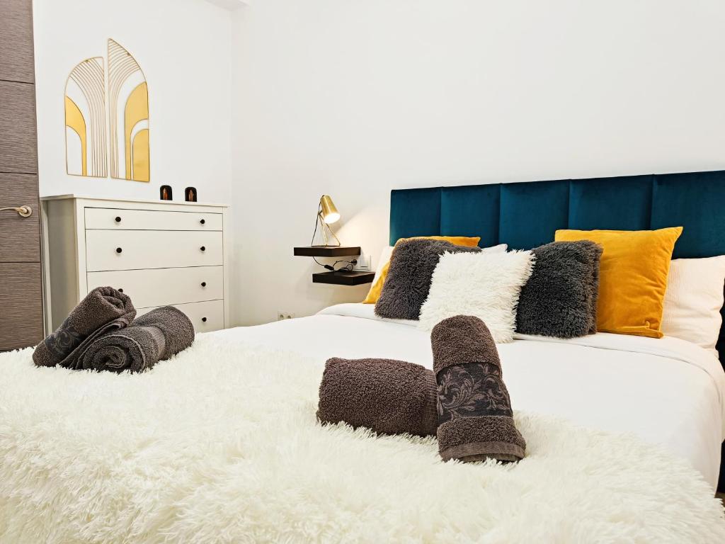 马拉加La Brisa apartamento的卧室配有两张带枕头的白色床。