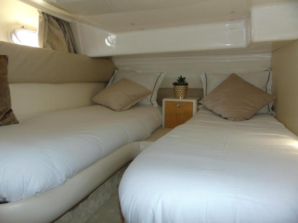 卡斯卡伊斯Payva & Branco Boats Iate privado em Cascais的船后方的两张床