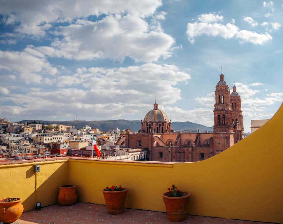 萨卡特卡斯圣卢西亚酒店的从建筑屋顶上可欣赏到城市美景