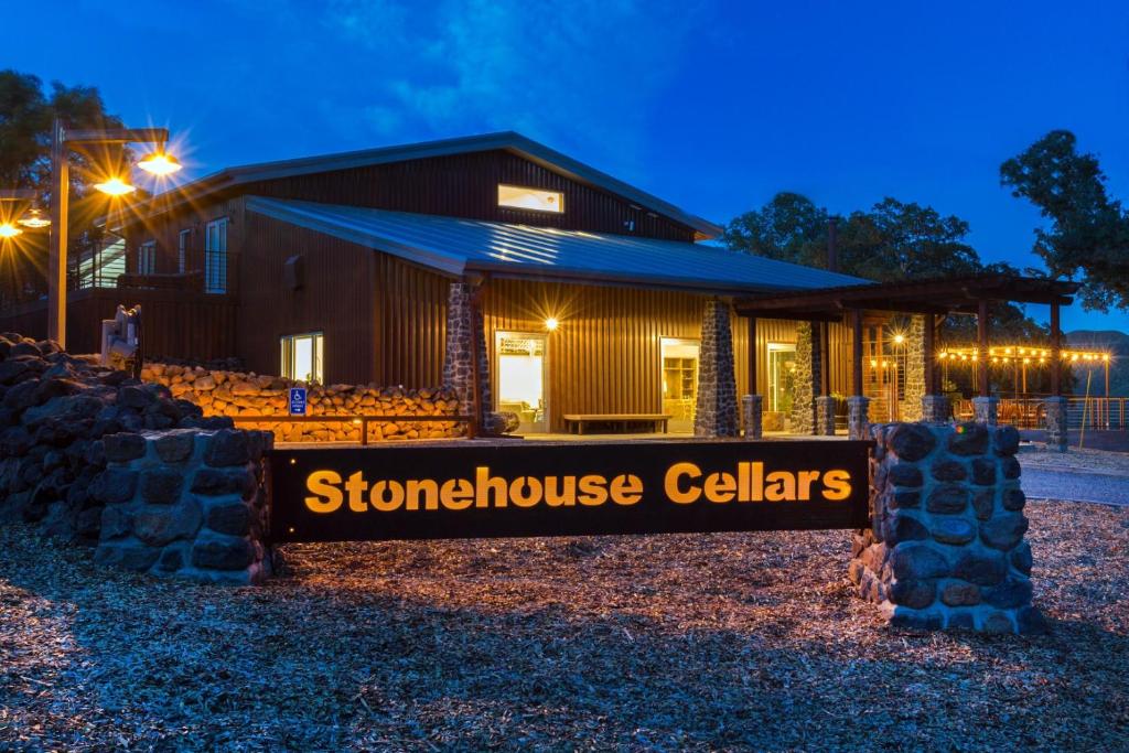 Clearlake OaksBed and Barrel at Stonehouse Cellars的商店前有建筑的标志