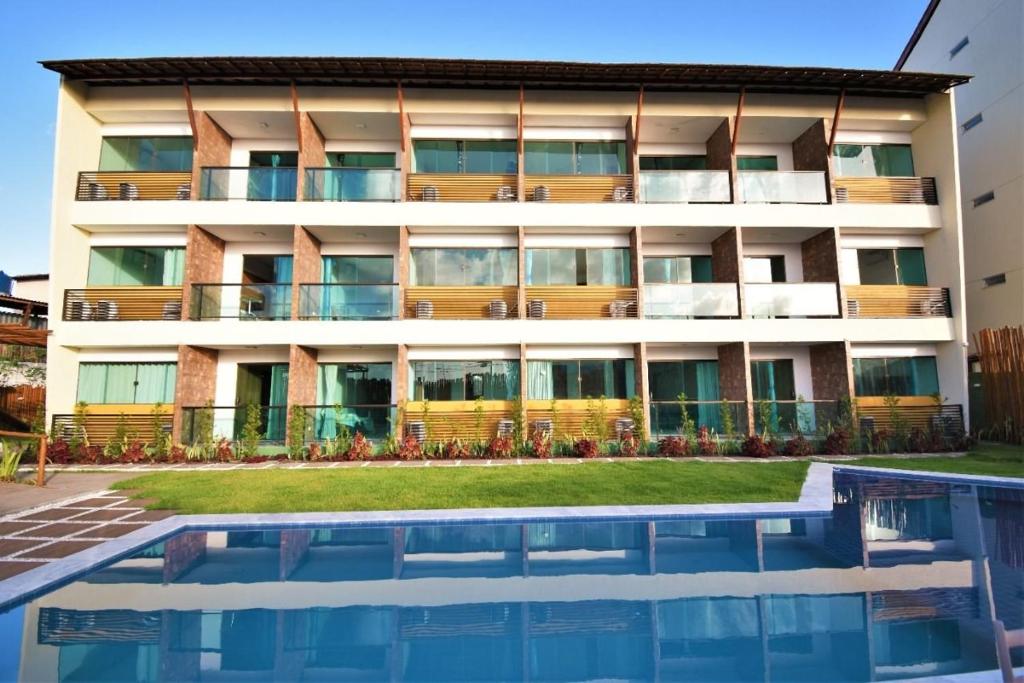 嘎林海斯港Condôminio Velas do Porto的公寓大楼前方设有游泳池