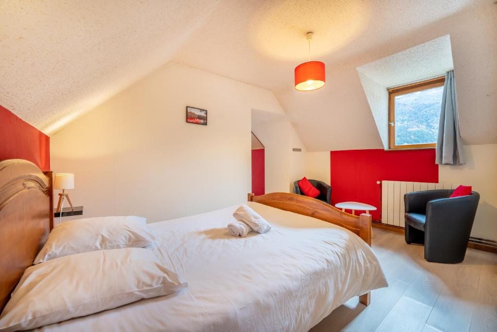 AzetLa bergerie的卧室配有白色的床和红色的墙壁