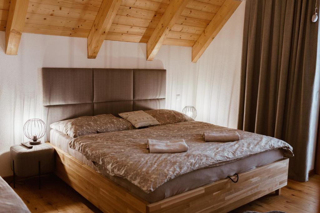 斯塔拉·里斯拉Villa Štít Stará Lesná的一间卧室配有一张大床和木制床头板