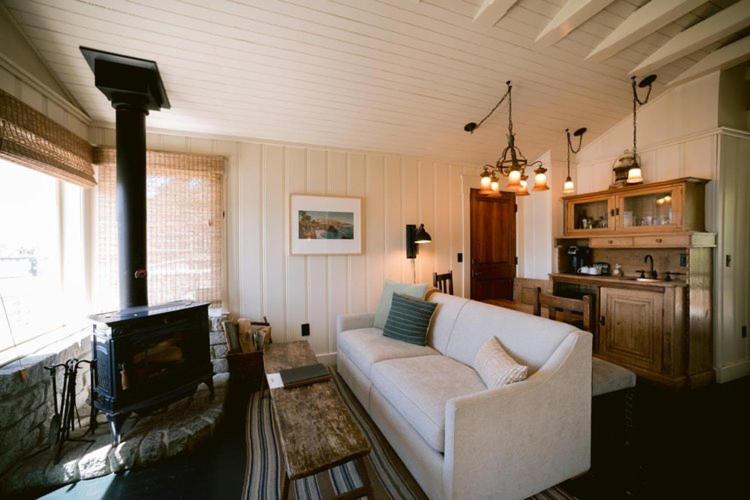 MarshallNick's Cove的客厅配有白色沙发和壁炉