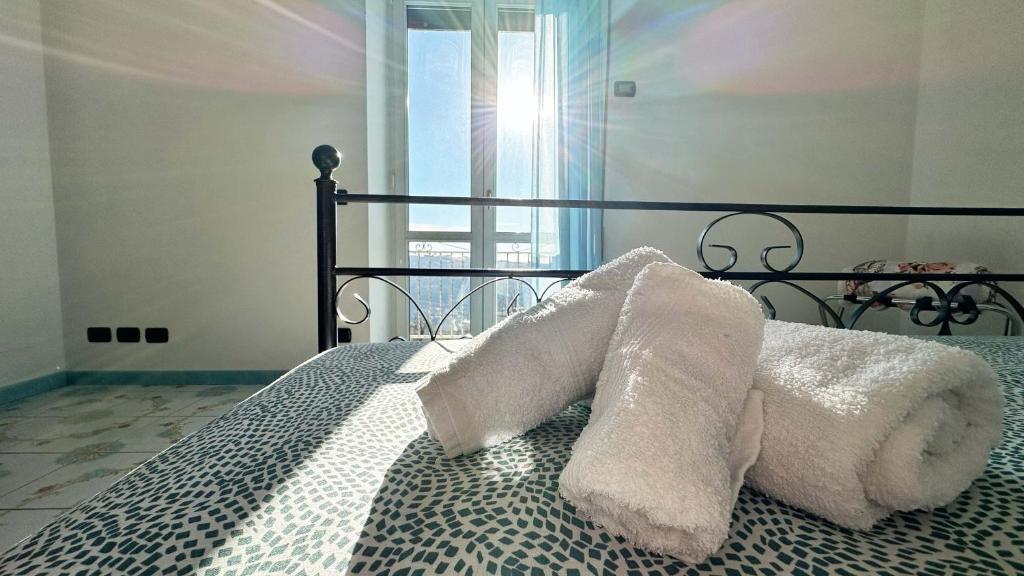 PianilloDimora Alma camere panoramiche的一间卧室配有一张带白色毛巾的床