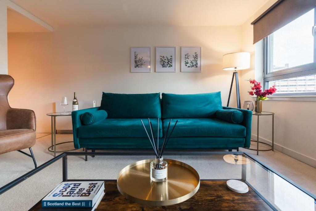 格拉斯哥West End Escape - 5 Star Luxury - Prime Location的客厅配有绿色沙发和桌子