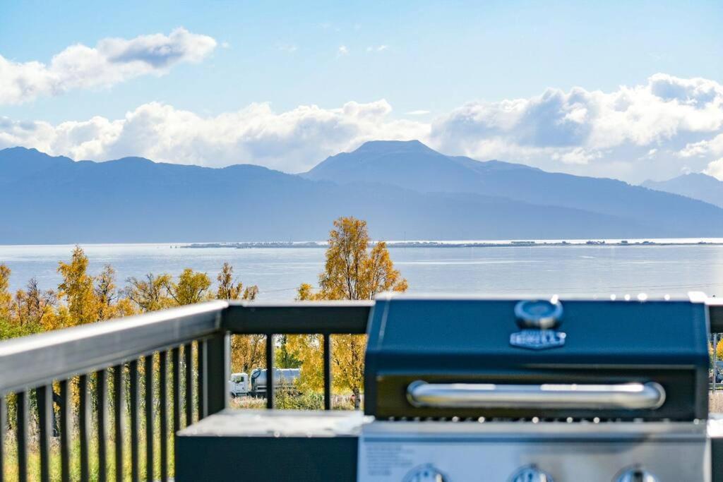 荷马Rockfish Retreat at Kachemak Bay Kabins的蓝色盒子,位于海景阳台上