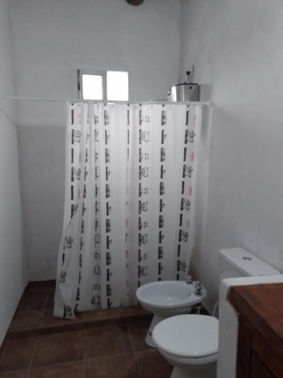 康考迪亚Lau departamentos的一间带卫生间和淋浴帘的浴室