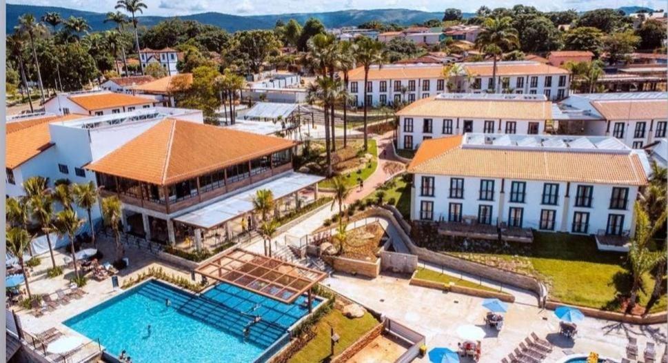 皮雷诺波利斯Eco Resort Quinta Santa Bárbara的享有带游泳池的度假村的空中景致