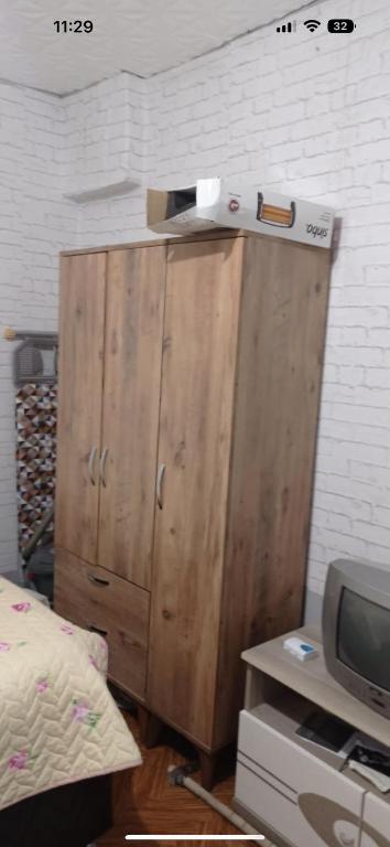 伊斯坦布尔Kadir的卧室内的木柜,配有电视