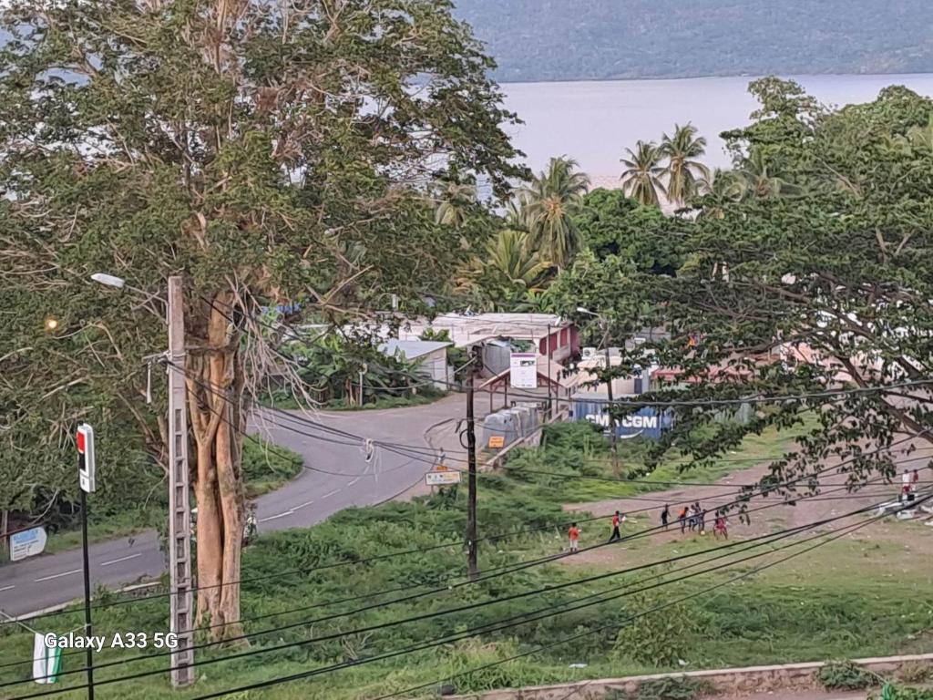 BouéniETOILE DU SUD的街道上的人在路上走