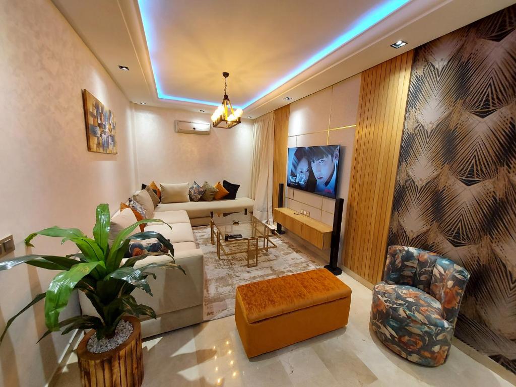 卡萨布兰卡luxury downtown apartment of 80m2 in front of Hassan 2 Mosquē and sea from family , pour famille , INTERDIT COUPLES ARAABIC NON MARIÉ, FORBIDDEN UNMARRIED ARAABIC COUPLES basement car park的带沙发和电视的客厅