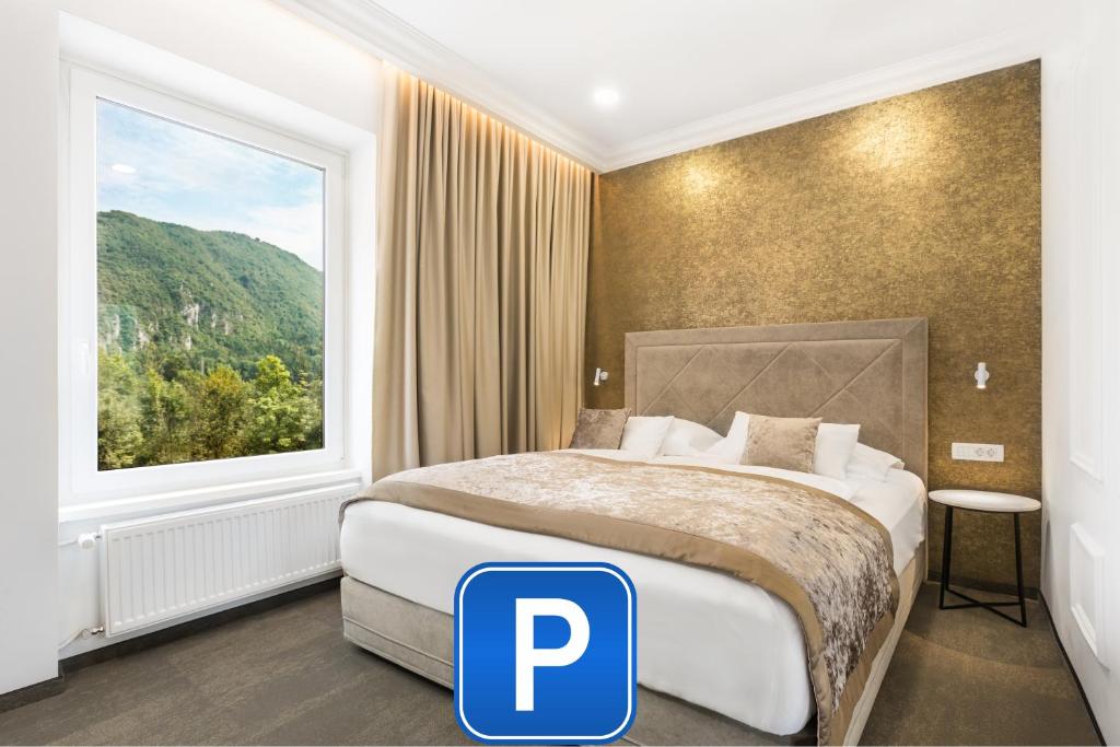 卢布尔雅那Garni Hotel Cirman的酒店客房设有一张带大窗户的床。