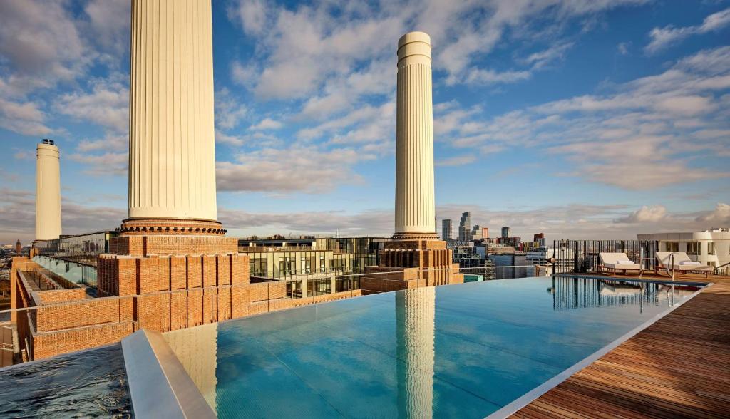伦敦art'otel London Battersea Power Station, Powered by Radisson Hotels的从建筑屋顶上看