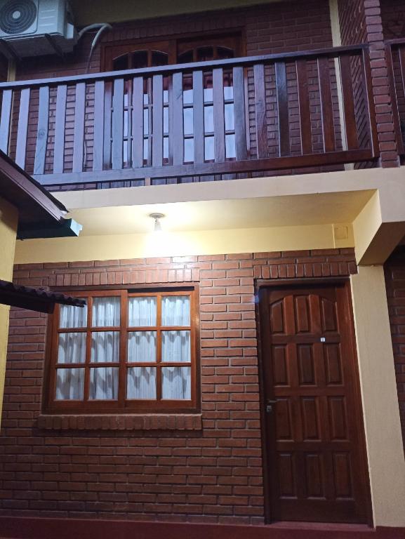 伊瓜苏港Alojamiento céntrico florida的带阳台和门的房子