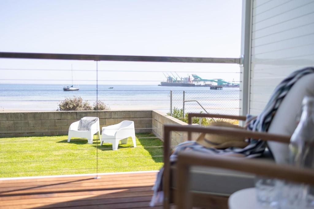 林肯港Port Lincoln Beachfront Apartments的享有海滩和海洋景致的天井。