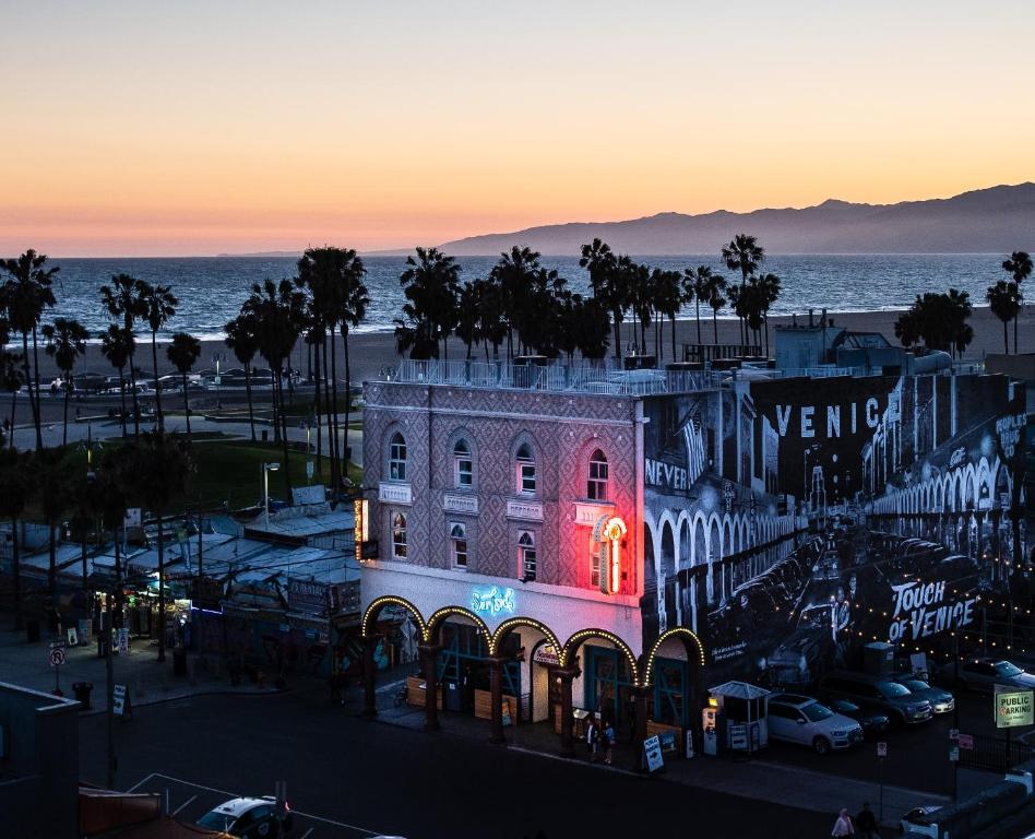 洛杉矶萨摩逊威尼斯海滩旅馆的一座在海洋前有红灯的建筑