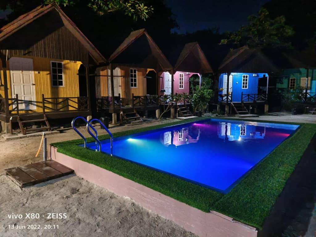 停泊岛Bee Chalet Perhentian Island的夜间在度假村的游泳池