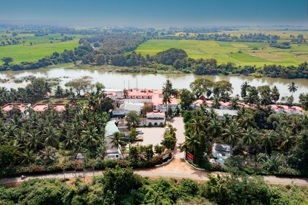 坦贾武尔GReaT Trails Riverview Thanjavur By GRT Hotels的享有毗邻河流的度假胜地的空中景致