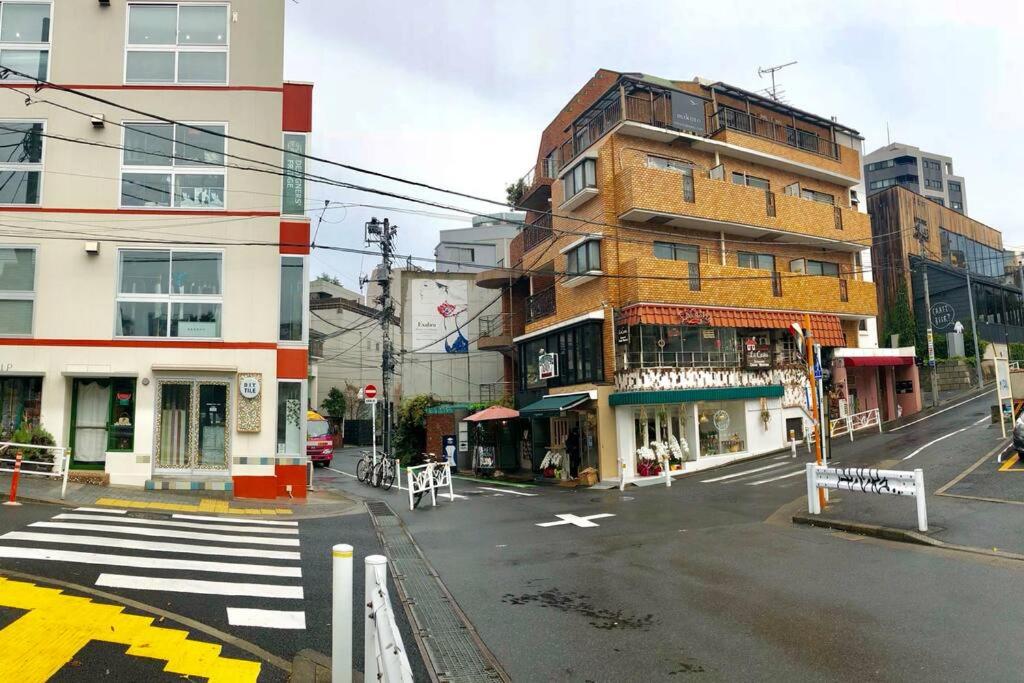 东京Daikanyama 42 VALUE ADD Apartments的一条城市街道,有建筑和人行道