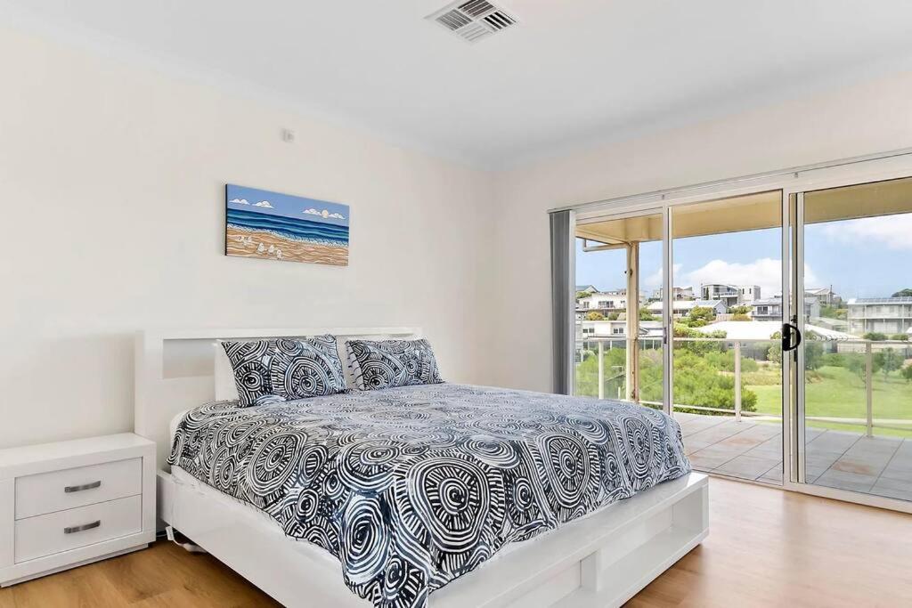 米德尔顿The Beach House的一间卧室设有一张床和一个大窗户