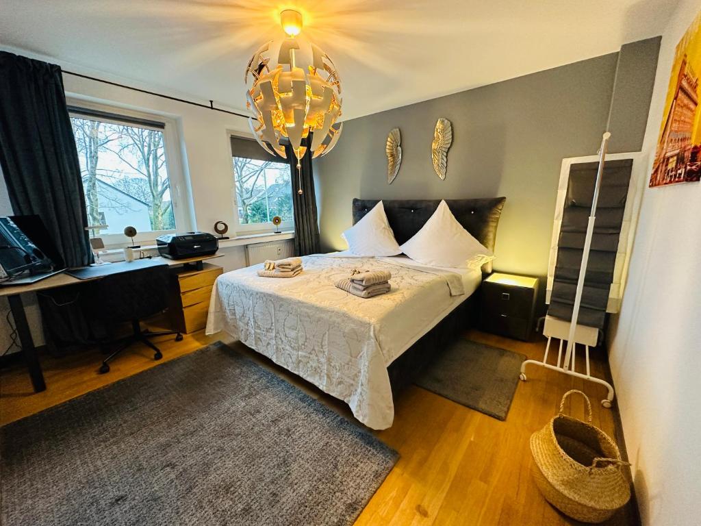 埃森stilvoll-mit Balkon- zentral - Netflix-Nespresso的一间卧室配有一张带书桌的床和一张四柱床。