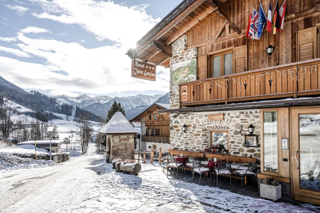 佩伊奥龙胆草木屋酒店的雪地滑雪小屋