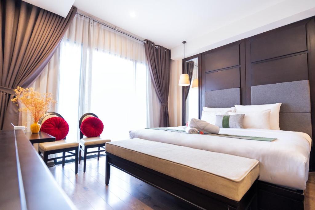 河内Hanoi Center Silk Charming Hotel & Travel的酒店客房设有两张床和窗户。