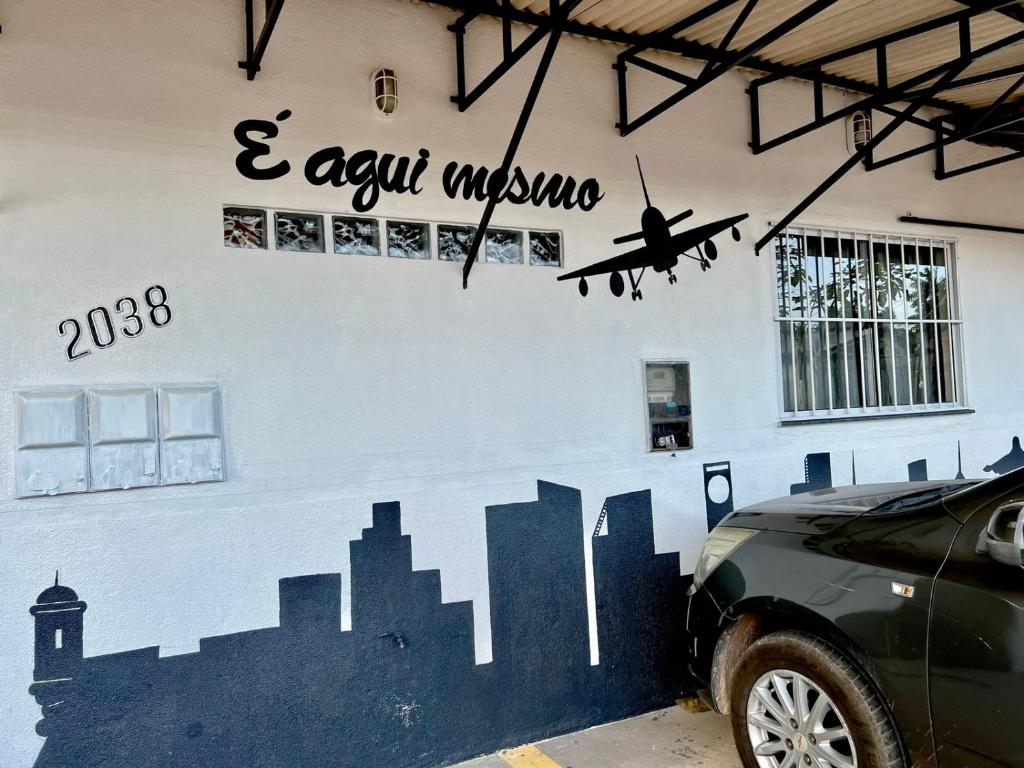 马卡帕Aeroporto House的墙上挂着飞机壁画的建筑