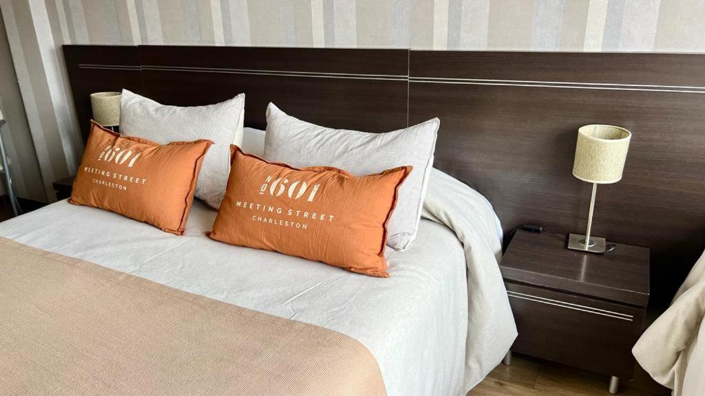 布宜诺斯艾利斯塞勒姆概念酒店的一张带橙色和白色枕头的床