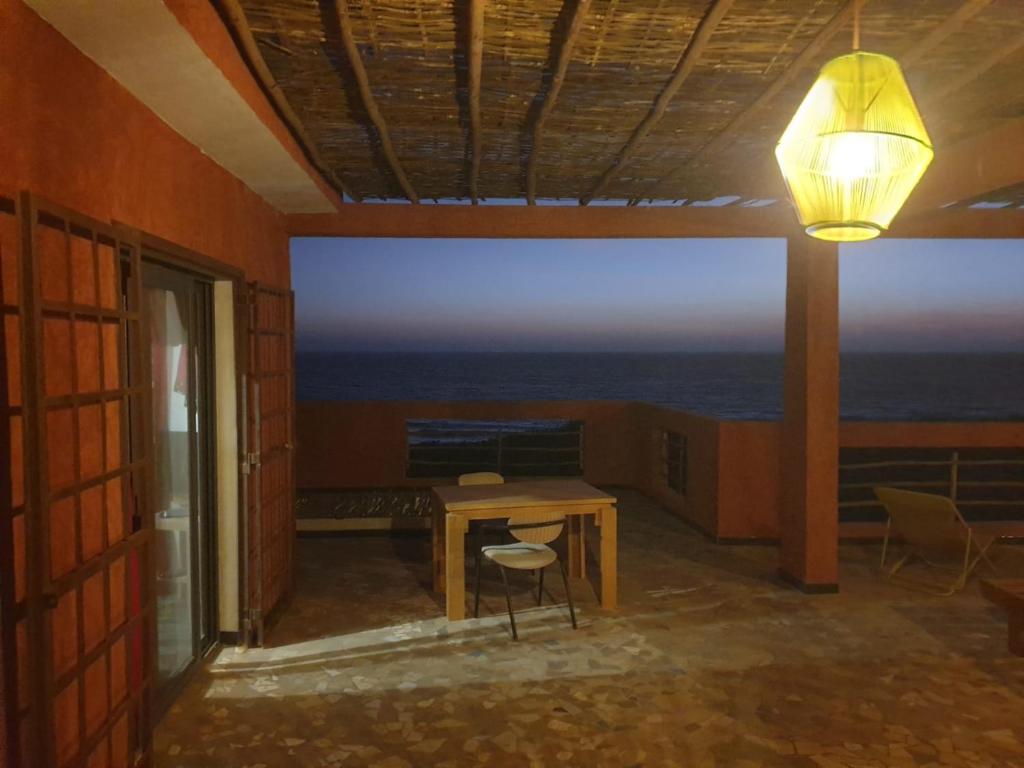 GuéréoChambres vue imprenable的海景客房 - 带桌子